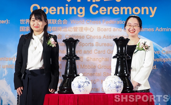 国际象棋著名女选手居文君、谭中怡见证抽签仪式